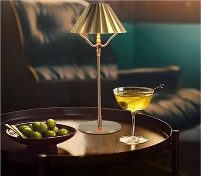 Klasyczna ładowalna lampa stołowa do hotelu